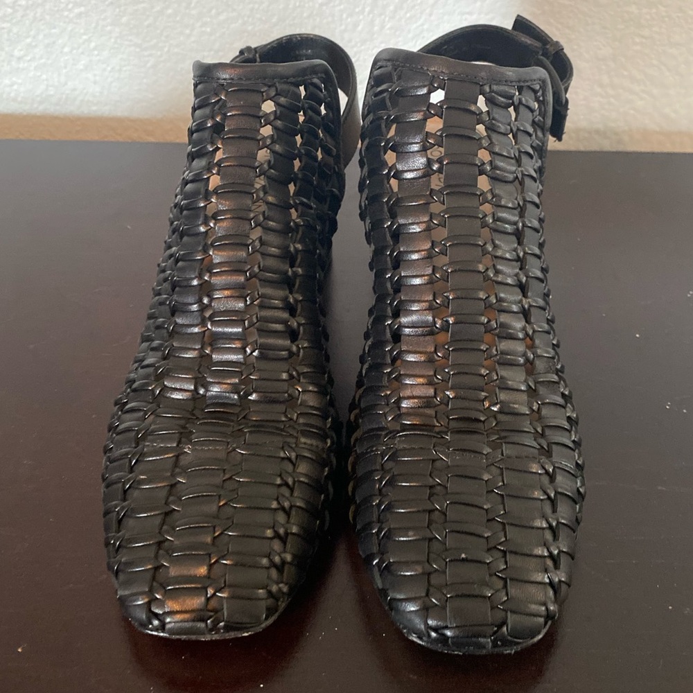 Donald Pliner Cassie Woven
Weave Leather Slingback Pump
Heels, Women's Size 8.5 - Picture 4 of 10